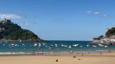 Akdeniz şehrinin plajı.