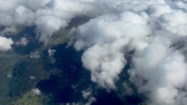Dağlardaki bulutların havadan görünüşü