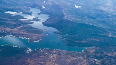 Dağlardaki nehrin havadan görünüşü