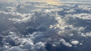 Mavi gökyüzünde güzel bulutlar