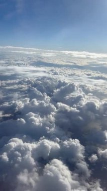 Gökyüzünde beyaz bulut