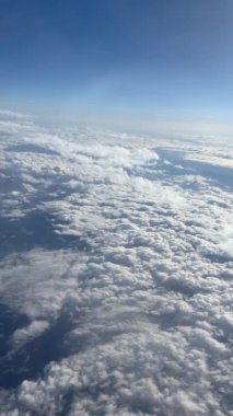 Gökyüzünde beyaz bulut