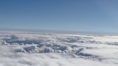 Bulutların üstünde