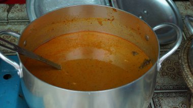 Mutfakta yemek yapmak.