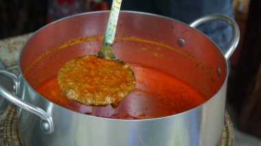 Kırmızı acı biber sosu