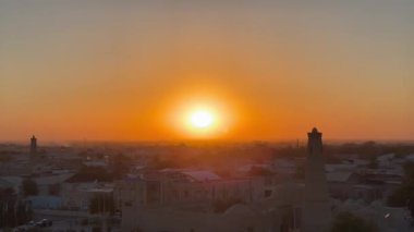 Özbekistan, Orta Asya 'daki İpek Yolu üzerindeki Khiva şehrinde günbatımı