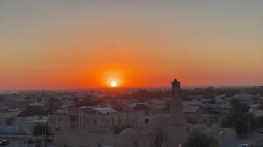 Özbekistan, Orta Asya 'daki İpek Yolu üzerindeki Khiva şehrinde günbatımı