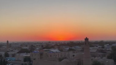 Özbekistan, Orta Asya 'daki İpek Yolu üzerindeki Khiva şehrinde günbatımı