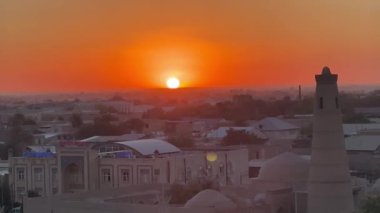 Özbekistan, Orta Asya 'daki İpek Yolu üzerindeki Khiva şehrinde günbatımı