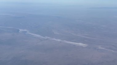 Denizin üzerindeki uçak penceresinin manzarası