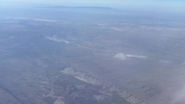 Sabahları dağların havadan görünüşü