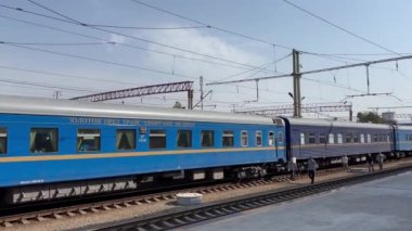 Semerkant, Özbekistan, 3 Ekim 2024: Semerkant, Özbekistan, Orta Asya 'daki tren istasyonundaki Trans-Sibirya treni videosu