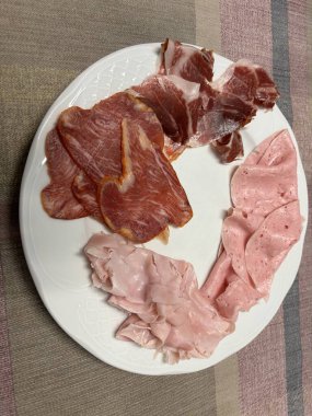 Taze dilimlenmiş domuz eti ve sosis