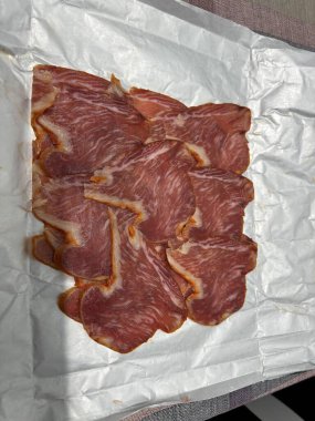 Mutfakta taze çiğ et.