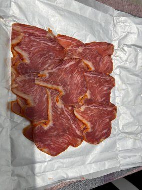 Kağıtta taze çiğ domuz eti var.