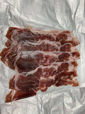 çiğ et baharatlar ve otlar üzerinde beyaz bir arka plan ile