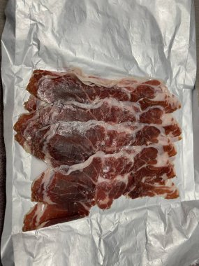 Siyah arka planda çiğ domuz kaburgası.