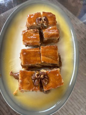 Ballı ve fındıklı Türk tatlısı.