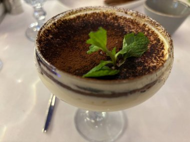 Beyaz bir fincan sıcak çikolatanın yakın çekimi.