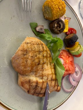 Sebzeli ve soslu ızgara somon.