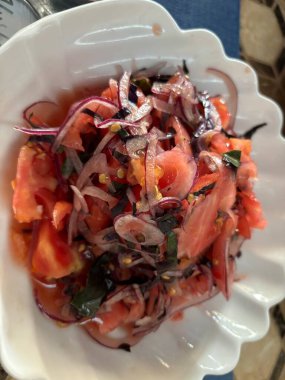 Domates soslu salata ve fesleğen.