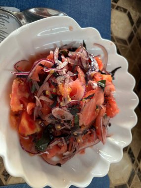 domates ve peynirli salata.