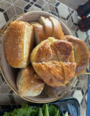 Peynirli ve sebzeli taze ekmek.