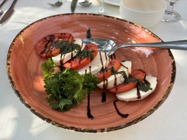 Peynirli salata ve domates.