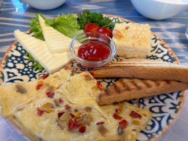 Masada yumurtalı kahvaltı.