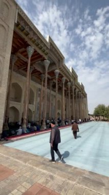 İnsanlar Kahire, Mısır 'daki Büyük Pazar' daki eski Mescid Camii 'ni ziyaret ediyor.