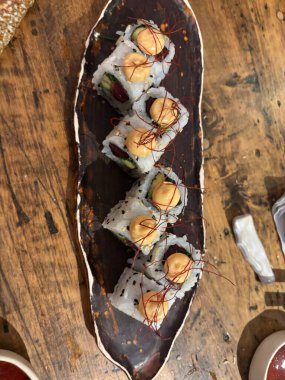 Baharatlı Ton Balığı Yuvarlaması (Baharatlı Ton Balığı, Avokado, Chives)