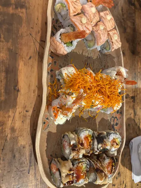 Heizho Roll (Tempered Shrimp, Avokado, Aburi Somon ile Tepelenmiş)