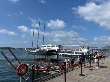 Toronto Gölü 'nden küçük bir tekne kalkıyor.