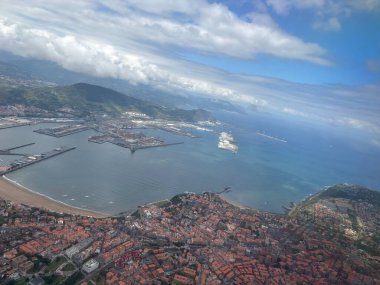 Getxo, Bizkaia, İspanya, 29 Temmuz 2025: Bilbao limanı ve Getxo plajı manzarası