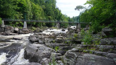 Quebec, Kanada 'daki Santana Kanyonu Doğal Parkı' nın manzarası