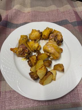 Kızartma makinesinde pişirilmiş patatesli tavuk.