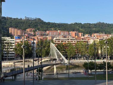 Bilbao, İspanya - Ağustos 210 25: Bilbao, İspanya 'daki nehir kıyısındaki insanlar