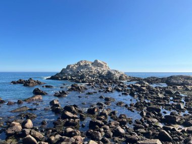 Şili 'de Via del Mar kıyısındaki kayalar