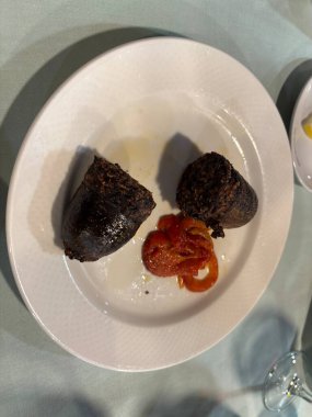 Burgos 'ta bir restoranda biberli kızarmış kan sosisi.