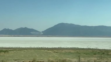 Göl ve dağlarla dolu güzel bir manzara.