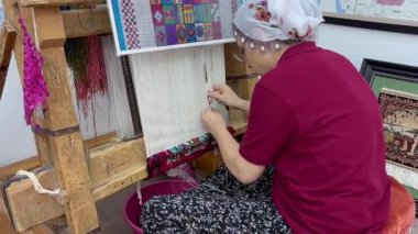 Dikiş dükkanındaki kadın..