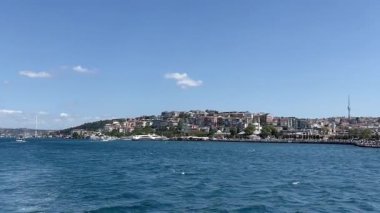 İstanbul, Türkiye, 17, Ağustos 2025: Galata Kulesi manzarası, İstanbul 'da altın boynuz bir boğazdır.