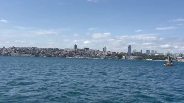 İstanbul, Türkiye, 17, Ağustos 2025: Galata Kulesi manzarası, İstanbul 'da altın boynuz bir boğazdır.