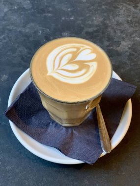 Kahve zamanı. Kapuçino sanatı. Sıcak içecek. Kahvaltı içeceği.