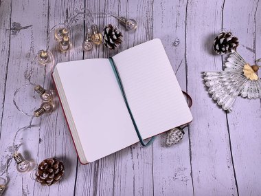 Kağıt melek. Yeni yıl dilek listesi için not. Boş sayfalar.