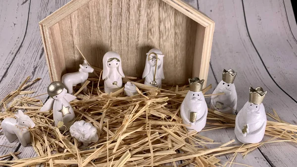 Scena Christmas Manger Figurkami Tym Jezusa Marii Józefa Owiec Magów — Zdjęcie stockowe