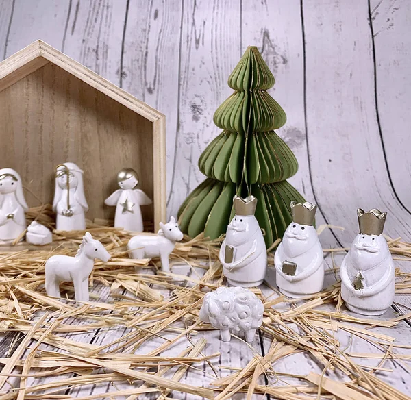イエス メアリー ジョセフ 羊や魔術などの人形とクリスマスマンジャーシーン 伝統的なクリスマスの図赤ん坊のキリストのキリスト降誕シーンメアリーとジョセフと一緒に管理します 3人の王 クリスチャンクリスマス — ストック写真