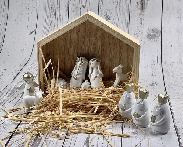 イエス メアリー ジョセフ 羊や魔術などの人形とクリスマスマンジャーシーン 伝統的なクリスマスの図赤ん坊のキリストのキリスト降誕シーンメアリーとジョセフと一緒に管理します 3人の王 クリスチャンクリスマス — ストック写真