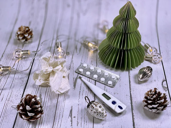 風邪やインフルエンザの季節の壁紙 木のクリスマスの背景に温度計 組織や錠剤 クリスマス休暇で病気になっている 柱とクリスマスの装飾 コーン ライト クリスマスツリーと装飾 — ストック写真