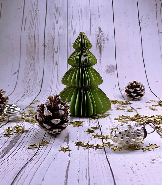 ミニクリスマスツリー孤立 紙のクリスマスツリーと装飾 現代的なミニマリズムのクリスマスデザイン 折り紙の木 Diy クリスマスの装飾はまだ生きている 白木の背景 — ストック写真